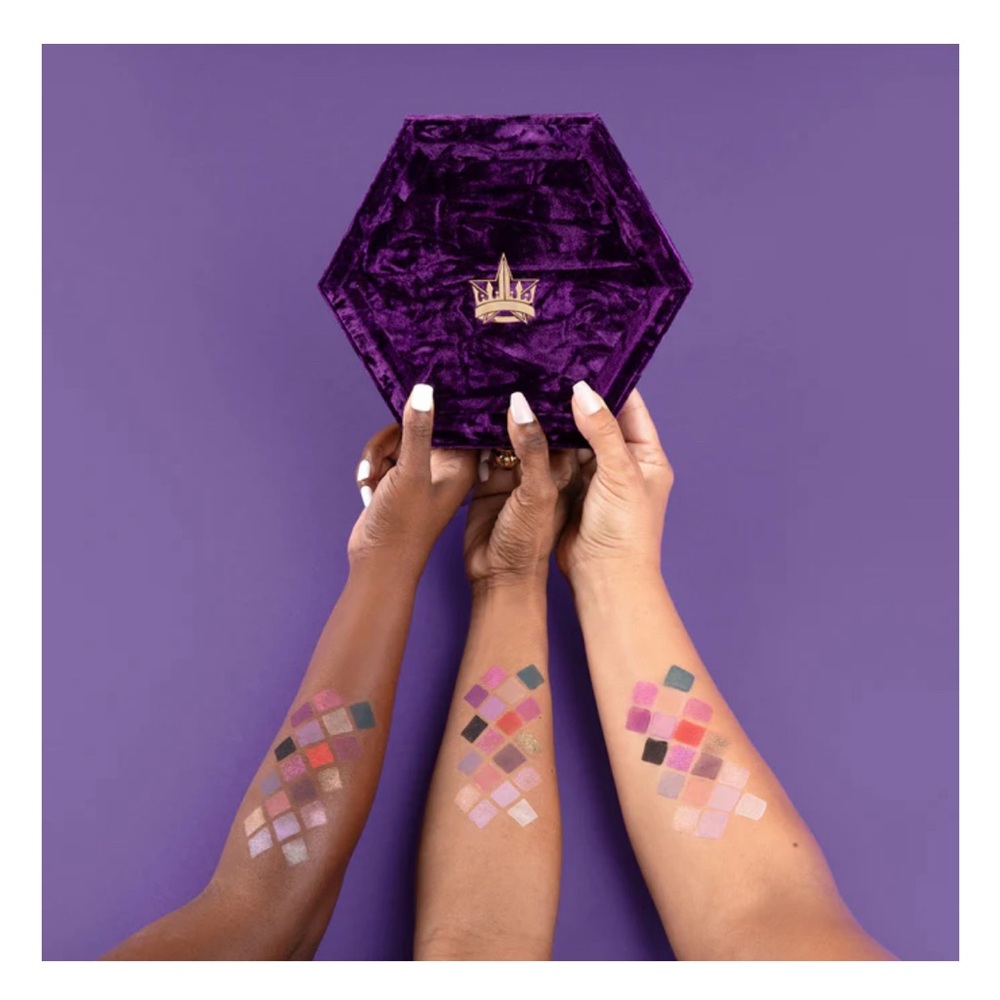 NIB Jeffree Star ⭐️ Blood Lust eye shadow palette in purple crushed velvet case!
